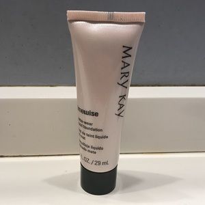 MaryKay Matte-Wear Liquid Foundation shade Beige 4